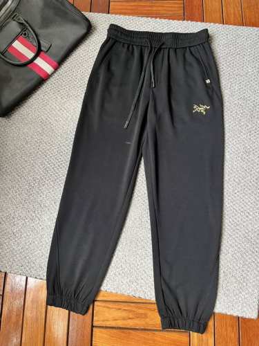 鸟 春夏25Ss休闲裤金典再次出现，原单订制高品质时尚休闲裤。超级百搭款。独家定制面料，挺阔有型，贴身舒适。原版定制专柜最新五金辅料。超靓版型、上身显腿修长，內
