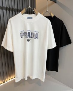 prad*A普*达2025春夏新款男女同款短袖T恤 最新款全网独家首上 ~既经典有时尚百搭 谁不爱啊 将经典再次展现 非常的耐看 自带低奢光环与辨识度 pr*D