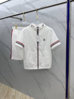mon*蒙口 休闲套装M-3Xl 2025春夏运动，尽显简约时尚风范。连帽短袖搭配同色系，整体设计休闲百搭。拉链与袖口处的红白蓝条纹装饰，增添细节亮点，洋气又减