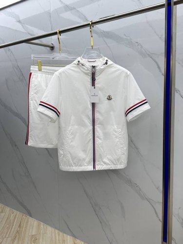 mon*蒙口 休闲套装M-3Xl 2025春夏运动，尽显简约时尚风范。连帽短袖搭配同色系，整体设计休闲百搭。拉链与袖口处的红白蓝条纹装饰，增添细节亮点，洋气又减