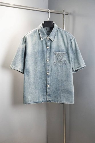 驴家刺绣款牛仔衬衫 牛仔裤取材日本水洗丹宁布，醒目明线、口袋 Lv 标识刺绣，以及票袋和腰部的正绒面革贴饰一道印证品牌精湛匠艺。贝母古铜色纽扣搭配压印皮标彰显细