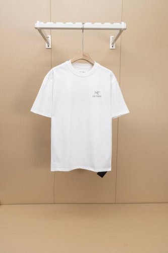 挂拍图 顶级版本-款号X28 Arc’Teryx始祖鸟Arc24Ss 采用60支双股 胸前字母Logo刺绣 270G全棉面料。上身透气，绝不起球，手感柔软舒适，