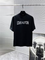 路易威登 Lv 2025新款 圆领 短袖 T恤 体恤 半袖 ，高端版本！专柜定制面料 透气舒适度高，细节无可挑剔，品牌元素设计理念，体现高品质。手感细腻柔软！呈