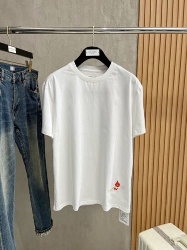 bv2025春夏新款男女同款短袖T恤，最新款全网独家首上！！~既经典有时尚百搭，谁不爱啊，将经典再次展现，非常的耐看，自带低奢光环与辨识度！传统的品牌理念和现代