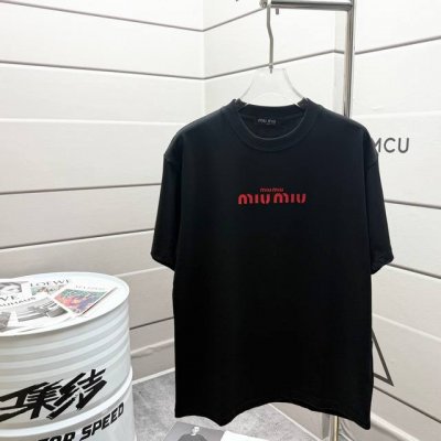 Miu*2025春夏新款短袖T恤衫 胸前字母Miu立体硅胶工艺 Logo 定制双纱平纹纯棉300面料 男女同款 颜色：白色 黑色 白色 尺码： S 90-130