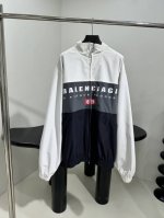新品Unity Sport冲锋衣运动夹克 定制定染白色、灰色和黑色科技面料 2个拉链斜口袋 缩褶袖口和腰围 正面饰以Unity Sport艺术作品印花 男女同款