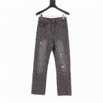 Lv 22Fw 小红人破坏提花牛仔裤 15,500购入Zp操作，1V又一满印提花百搭神裤。面料采用定制老花提花帆布面料，这种面料柔软而坚固耐用，面料做了成衣重工