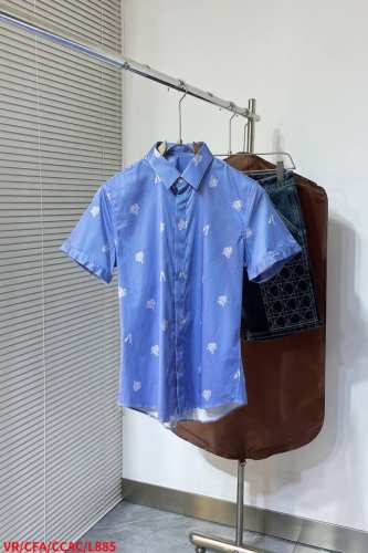 l885 Vr范思哲 2025官方春夏新款 同步上市 男士翻领短袖衬衫，高端主线系列，进口纯棉面料，质感一流，亲肤性极佳，触感丝滑细腻，搭配小翻领时尚且减龄，上
