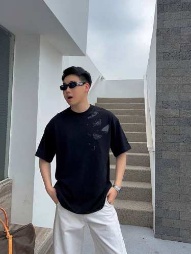 普拉达 新款字母印花双层重工短袖T桖 字母图案不管是T桖还是卫衣都是每年的爆款单品 前幅大面积印花采用大康丽数码印花机直喷 成本极高 经过多次的调试打版图案色差