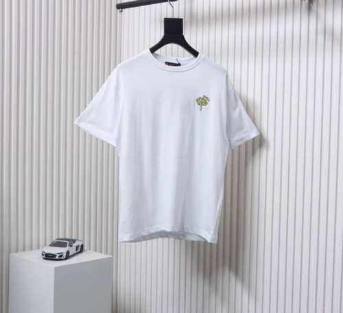 Gucci 古驰 25Ss 胸口玫瑰花刺绣短袖 2025 Gucci新款标准版型针织棉T恤巧妙融入Gucci花朵刺绣，彰显品牌魅力。 Size:S-Xl