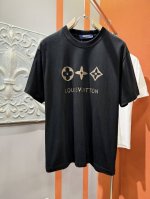 Lv 2025春夏新款短袖T恤！走秀图案时尚休闲短袖T恤衫！设计Logo设计！极具设计精选客供260克100%全棉面料，手感柔软亲肤，着身舒适透气性都无法挑剔，