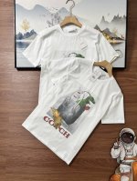 100包邮 专柜新款现货Coach/蔻驰情侣款奥莱永不过时的白色，搭配可可爱爱的恐龙，简约时尚，任意年龄段都可轻松驾驭～妥妥的常青款！ 蔻家独特的用料和工艺的高