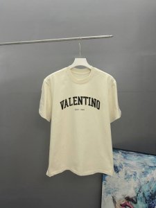 valentno华伦天奴2025春夏经典印花圆领短袖T恤采用280克双纱精棉 衣服偏厚使整体高透气和柔软性 高版本 三标齐全 男女同款 颜色 白色 黑色 灰色