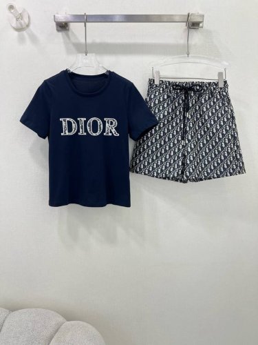 Dio*迪 奥25夏季新款套装 T恤短裤的组合 上衣用钱字母提花装饰 裤身经典老花提花面料 定制Yb五金 标志提升格调。 短裤也是超级显瘦 分开搭配也是轻轻松松