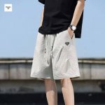prada普拉达海外版25Ss新款三色贴皮刺绣水洗工装休闲运动短裤 版型属于宽松版 立体剪裁 上身简单有型帅气百搭. 采用工装梭织面料 手感非常舒适柔软 含棉量
