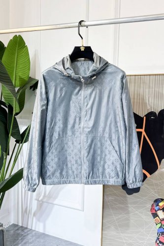 Lv 2025Ss蛇年贺岁款春装薄夹克，定制高品质聚酯纤维面料！顶级时尚大牌元素Logo设计，三标齐全！原版五金辅料，线条流畅，工艺精致，上身版型超赞，面料舒适