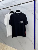 prada*普拉达 2025春夏新款首发专柜最新款短袖圆领T恤 高端订制 设计前卫时尚！品牌Logo重工艺设计 高端定制丝光长绒棉面料.手感柔软.穿着舒适.专柜