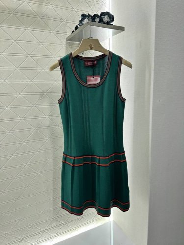 gucc*2025新品上架 撞色针织背心裙 定制Yb丝毛纱线织造 细腻肌理 舒适透气 针织背心裙 通体红绿条纹碰撞交织 在领边腰间和裙边包裹勾勒 搭配弹性十足的