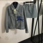 P380款号20250643 Burberr*新款牛仔套装，战马骑士刺绣长袖牛仔外套+牛仔短半裙，浅蓝色，Sml， M码；肩宽40，胸围102，袖长63，衣长