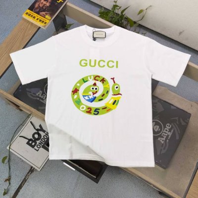 款号：Dg25656 2025新款Gucci古驰蛇年限定图案Logo字母印花休闲情侣短袖T恤，经典图案设计，朋克不羁！！采用250G克重纯棉面料，印花很稳固的，