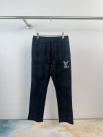 lv 秋冬新款男生直筒裤长裤时尚休闲裤，高端版本！客供定制面料 透气舒适度高，细节无可挑剔，品牌元素设计理念，刺绣字母工艺体现高品质。手感细腻柔软！呈现休闲裁剪