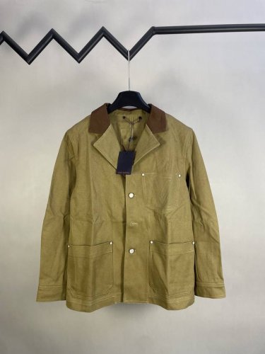 P360 Louis Vuitton Ss25早春男士系列 纯色Logo西装领长袖夹克外套 采用棉质工装风格的材质 1:1还原材质 西装领口更凸显衣服的独特性