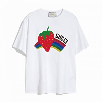 Gucci草莓彩虹短袖T恤,设计看起来满满的高街范儿 版型剪裁特别有讲究 上身很洋气显瘦内搭外穿都看高密针织圆领设计 平整简约 亲肤透爽 T恤面料的柔软性舒适性