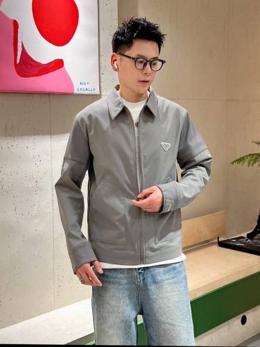 Pr 2025早春新款上市 原单狠货 意大利进口面料时尚夹克风衣外套。上身更随意大方，专柜原版五金奢华高档定制配饰新作！经典三角标点缀设计，原版辅料，奢华极致！