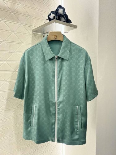 Gucc*2025新品上架 提花外套短裙套装 定制Yb提花醋酸材质 质感光泽 垂顺舒适 拉链短袖外套抽绳短裙套装 通体豆绿色打底搭配双G字母提花 洋气独特 口袋
