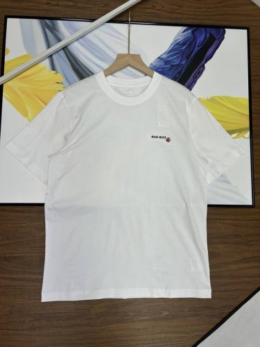 细节 ，Lululemon 露露乐蒙 25Ss小标Logo刺绣情侣圆领短袖短袖T恤 夏季运动休闲透气T恤 男款圆领短袖衫男 Logo标志短袖 纯棉T恤短袖上衣透