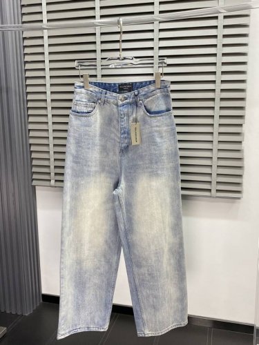 Balenciga巴黎世家独家专供新款休闲阔腿牛仔裤高端版本！褶皱阔腿设计 专柜定制面料 透气舒适度高，细节无可挑剔，品牌元素设计理念，体现高品质。手感细腻柔软