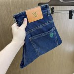 新款 Lv Ss春夏新品超柔和水洗牛仔裤 ，上身爆帅，小直筒设计，修身裁剪，男款顶级休闲棉质！高端弹力四季百搭通勤牛仔男裤！款式极其的百搭，面料弹力，材质也十分