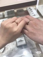 宝格丽新品 单排窄版天然孔雀石戒指 Serpenti系列 宝家Bvlgari 宝格丽蛇骨窄版白贝间钻戒指必须自留 采用天然石头 精工的切割，雍容的设计，彰显奢华