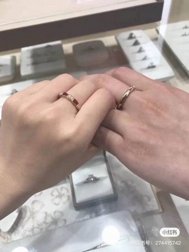 宝格丽新品 单排窄版天然孔雀石戒指 Serpenti系列 宝家Bvlgari 宝格丽蛇骨窄版白贝间钻戒指必须自留 采用天然石头 精工的切割，雍容的设计，彰显奢华