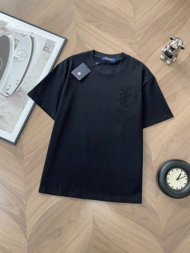573# lv立体浮雕压花字母凹凸圆领短袖T恤 男女同款 官网同步 专柜纯棉面料 贴肤舒适 耐看又好穿 经典简约Logo设计 原厂工艺一丝不苟 型男必备单品短袖