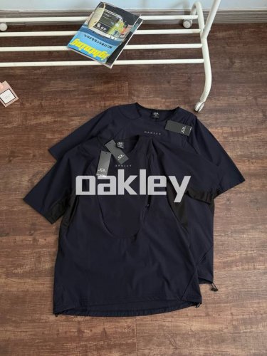 欧克利Oakley速干网眼拼接短袖T恤！ 独有的速干科技面料，能迅速吸收并蒸发汗水，保持身体干爽，让你无论是在激烈的跑步运动中，还是在漫长的登山旅途里，都能时刻