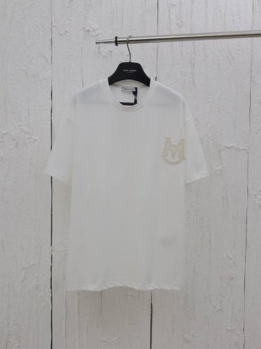 Moner* 蒙口25Ss M字母猫耳朵刺绣短袖 采用280G32支双纱纯棉面料，质感非常柔软舒适，搭配350G1×1螺纹 面料与螺纹同缸定染无色差，螺纹不易变