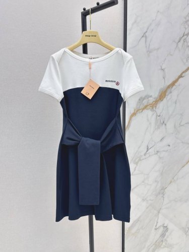 时髦装扮 Miu 25Ss 春夏最新款假两件拼接设计连衣裙 时髦感在线 上身轻松减龄 休闲显活力 日常出街必备裙一件式裙子 属于谁穿都好看的款式 很百搭 一色现