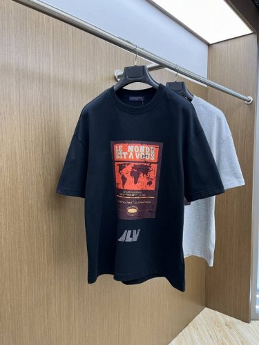 lv Ss夏装新品 专柜在售 最新系列图案Logo短袖T恤 必须人手一件的节奏！ 进口顶极精梳棉面料，极为亲肤舒适 摸上去非常的细腻，质感很好，完美体现立体感