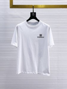 纪梵希 三标齐全。 2025夏季新款最新品短袖，专柜同步有售，原单狠货，时尚进口原版科技面料，上身舒适透气，原版定制五金辅料，上身帅气有型，三标齐全，推荐款，档