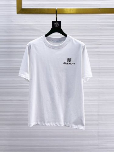 纪梵希 三标齐全。 2025夏季新款最新品短袖，专柜同步有售，原单狠货，时尚进口原版科技面料，上身舒适透气，原版定制五金辅料，上身帅气有型，三标齐全，推荐款，档