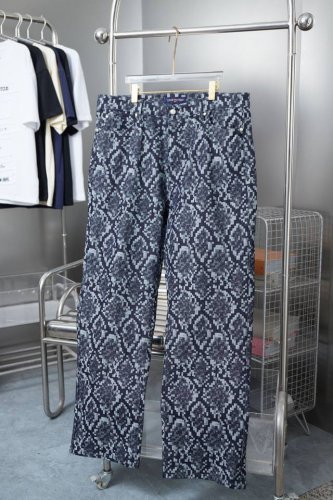 高版本 L V路易 25Ss早春新品 明星同款蛇纹提花格纹牛仔裤 Vuitton蛇纹图案牛仔裤，直接被它拿捏住！ 它的蛇纹图案设计超有特色，既不是那种张扬得扎眼