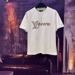 款号T72 Lv路易威登珠片彩色字母串珠刺绣亮片圆领短袖 原版配套辅料1:1 主麦工艺 串珠亮片刺绣 全套包装 三标齐全 高温预缩处理 反复水洗都不易变形 纯棉