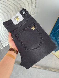 范思哲 新款来袭2630新春爆款新品 专柜有售 实体店极品牛仔裤专柜原版1:1好货 适合各个年龄段 市场最高版本的欧洲进口面料 舒适柔软亲肤 上身效果超级棒时尚