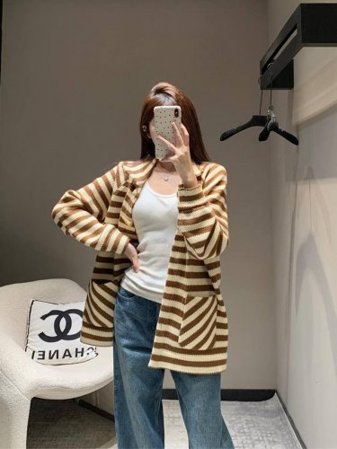 celin* 25Ss早春新款 条纹牛角扣立领羊毛外套丨独家高版出品！宽松版型上身舒适度不错且包容性强 遮肉又显瘦 恰到好处的衣长 适合各种身材的女孩 简单高级