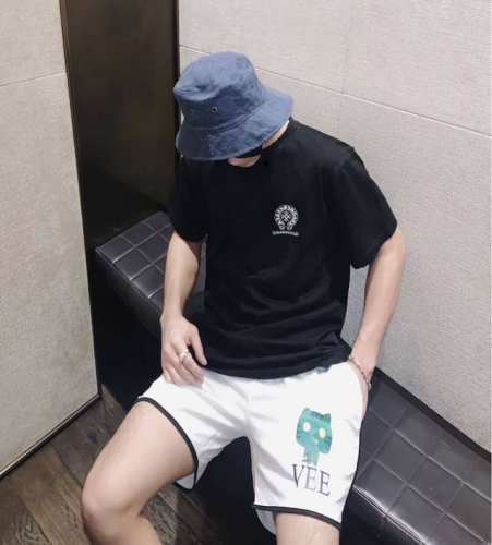 上新！克罗心经典短袖T恤，标志Logo极简的设计转化为服装语言，就如这件基础短袖T恤，有着极其细腻的面料质感，平淡中无处不透入极简高级质感！ 简单、个性、品牌辨