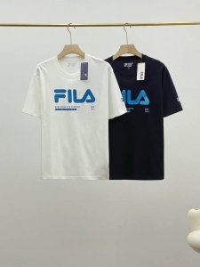 Fila 斐乐官方男子圆领短袖T恤基础简约运动休闲上衣！ 面料采用双纱纯棉面料，布面平整手感柔软，上身舒适，品质细腻！ 定位裁剪，上身效果非常Yyds。 时尚休