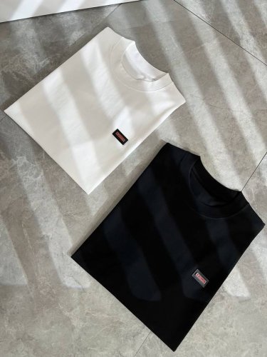 kiton 2025春夏新款男士短袖T恤，采用进口专属丝光棉面料！！简单Logo标识徽章设计！代表品牌形象 简洁舒适的款式，线条感粗细均匀饱满，精致细腻，上身高