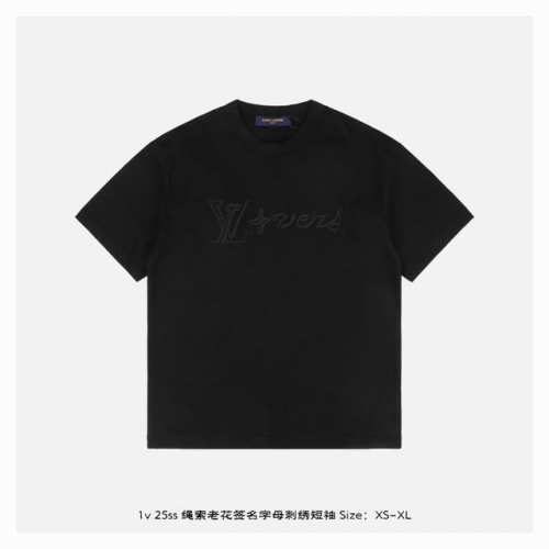 lv 25Ss 绳索老花签名字母刺绣短袖 面料采用230克重精梳棉，定制32支1*1螺纹，成衣两遍水洗处理，面料舒适亲肤无异感，定制定染面料，纺织密度高，垂感佳