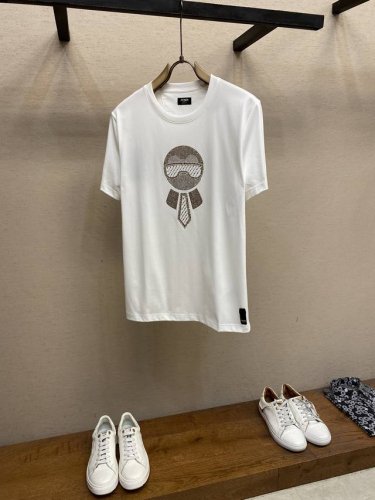 Fendi 23春夏新款老佛爷水钻徽标圆领短袖棉质T恤 正面胸前由品牌标志性元素构成的重塑经典老佛爷图案 时尚杂志曾发表Fendi家的Karlito你可以不买但